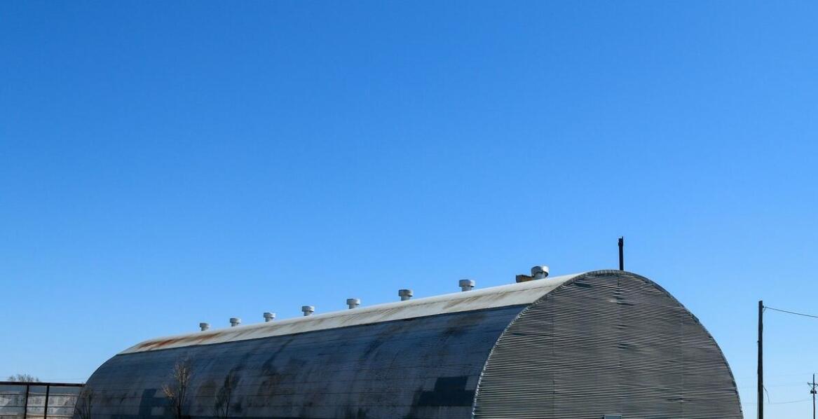 Porównanie trwałości wiat dla rolnictwa z tradycyjnymi budynkami magazynowymi