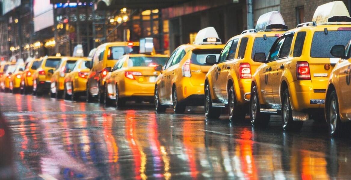 Jakie korzyści płyną z korzystania z naszych całodobowych usług taxi?