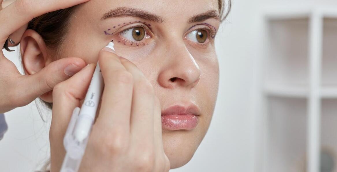 Jakie są kryteria wyboru specjalisty do plastyki powiek dolnych?