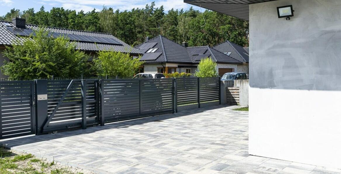 Wpływ technologii smart na produkcję bram garażowych