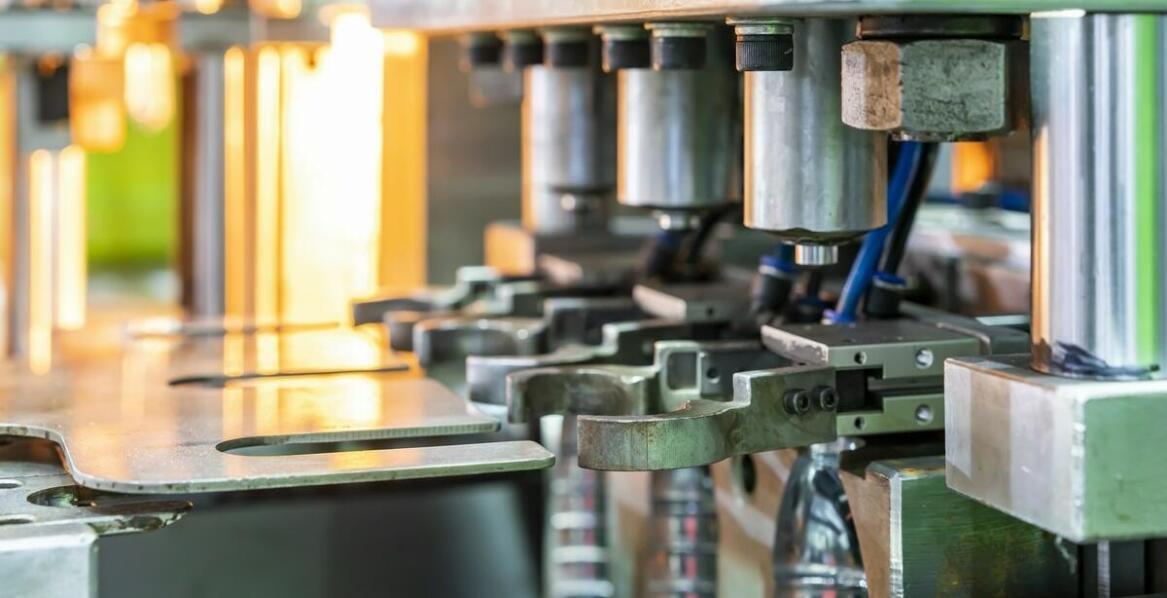 Wpływ technologii CNC na bezawaryjność i jakość pracy zaginarek