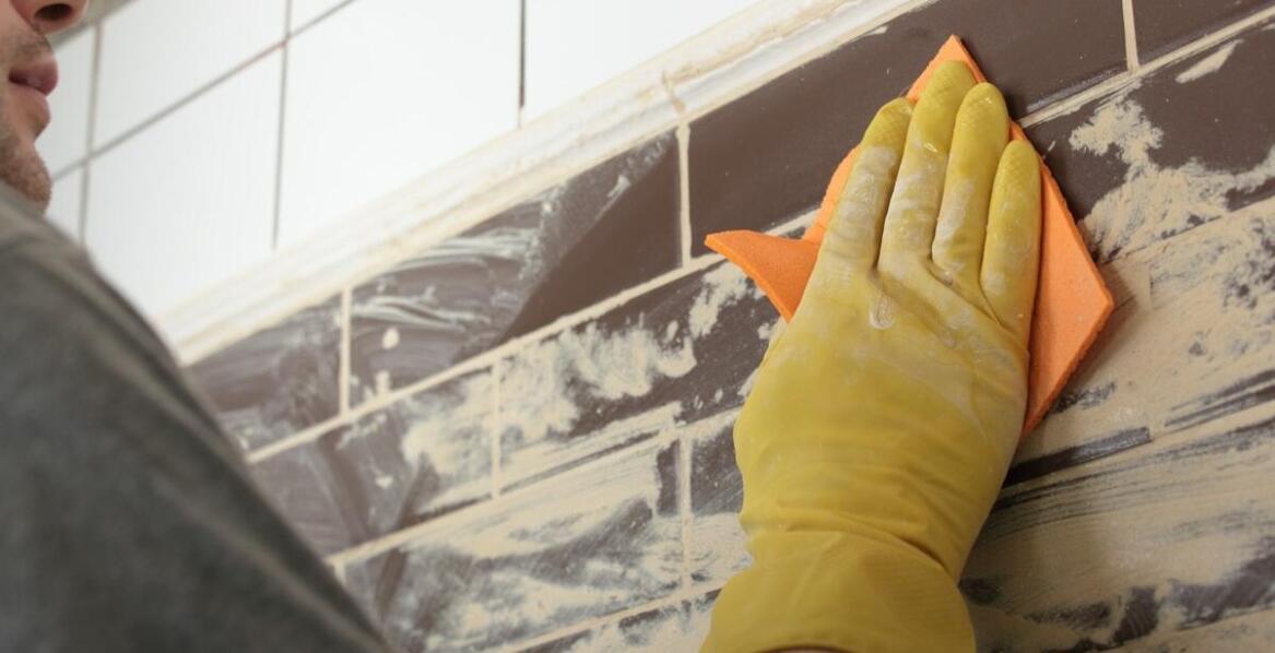 Jakie są zalety używania skrobaczki do fug w domowych projektach renowacyjnych?