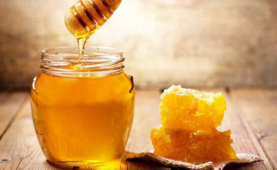 Wosk miodowy jako składnik naturalnych pomadek do ust