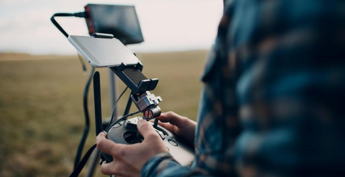 Jakie techniki montażu stosujemy w produkcji filmów z drona?