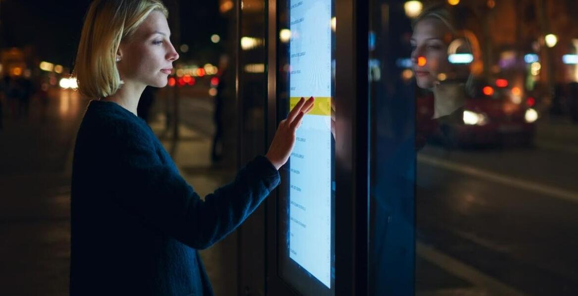 Personalizacja automatów vendingowych – kiedy warto dostosować sprzęt do potrzeb firmy?