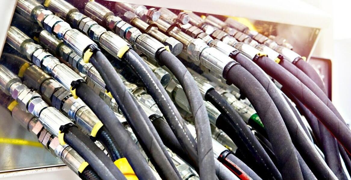 Jakie są kluczowe aspekty wyboru systemów hydraulicznych dla przemysłu?