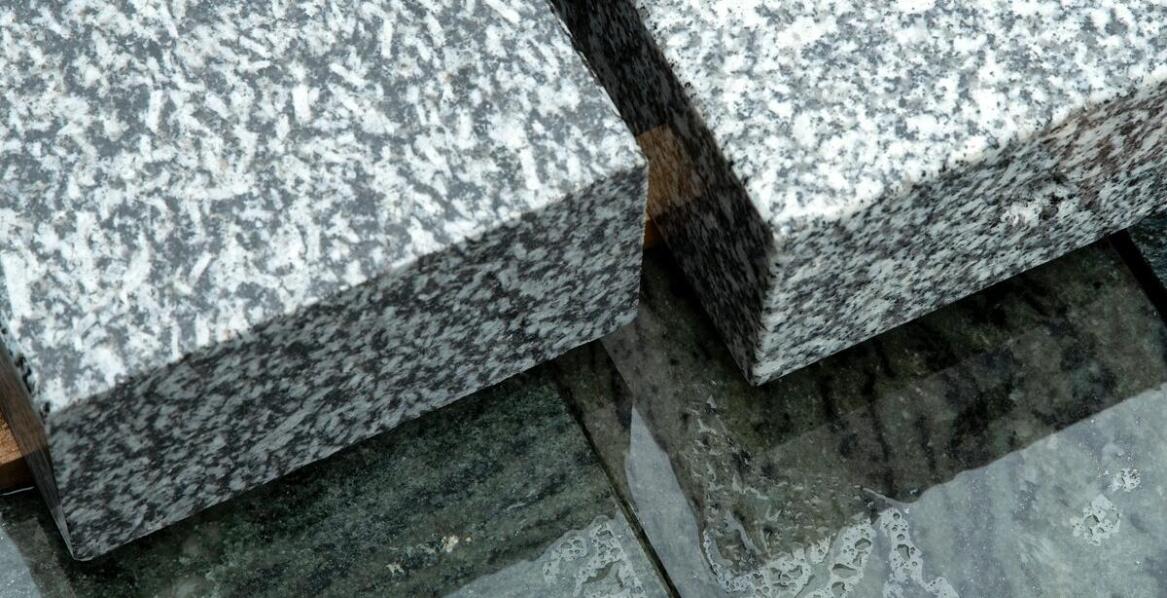 Porównanie granitu czarnego szwedzkiego z innymi rodzajami granitu