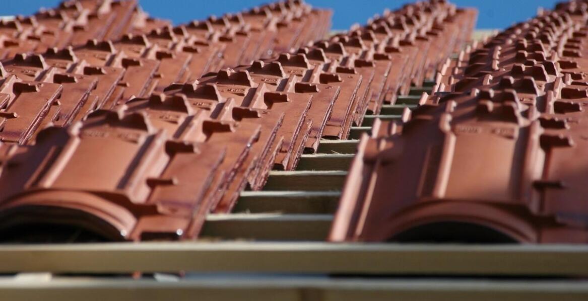 Czy betonowy dach dwuspadowy jest odporny na ekstremalne warunki pogodowe?