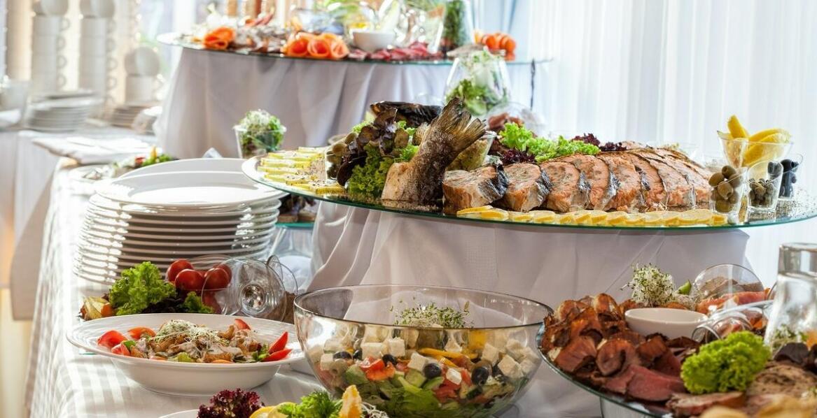 Jak catering dla firm może wspierać cele marketingowe przedsiębiorstwa?