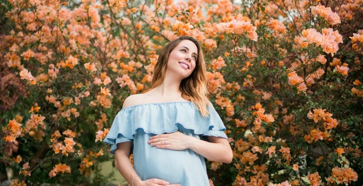 Domowa sesja ciążowa: jak uchwycić autentyczne emocje przyszłych rodziców?