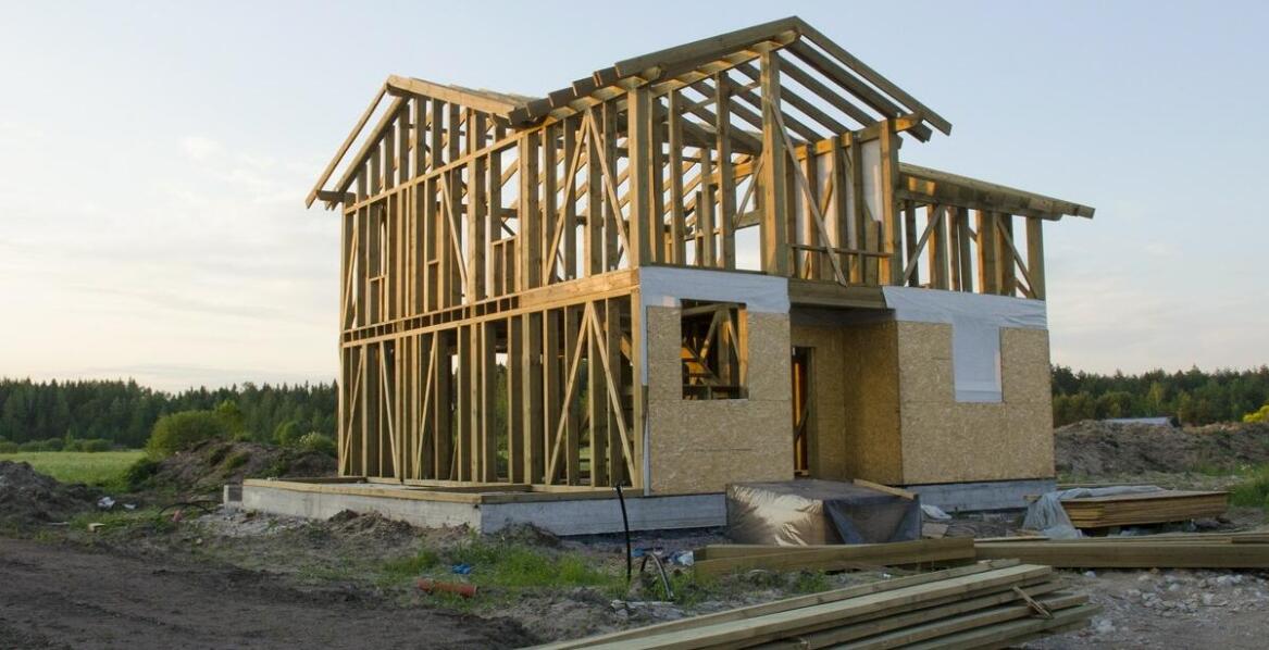 Jak adaptować projekty budowlane do standardów domów szkieletowych?