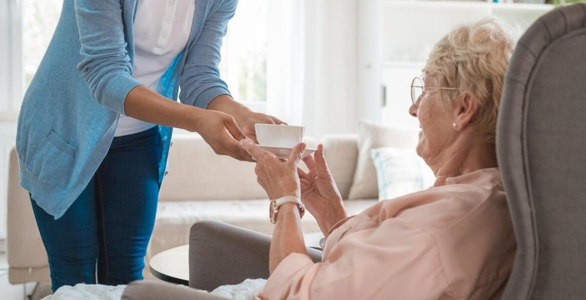 Jak rodziny mogą wspierać swoich bliskich w domu spokojnej starości?