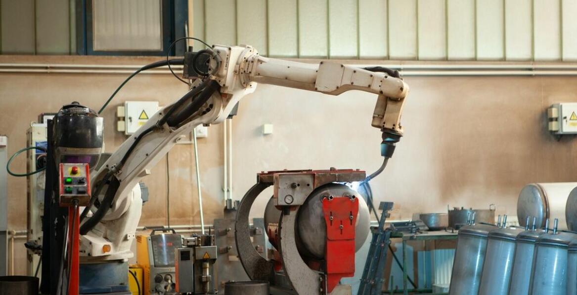 Jak zgrzewarka CNC wspiera produkcję uchwytów na butelki i innych akcesoriów AGD?