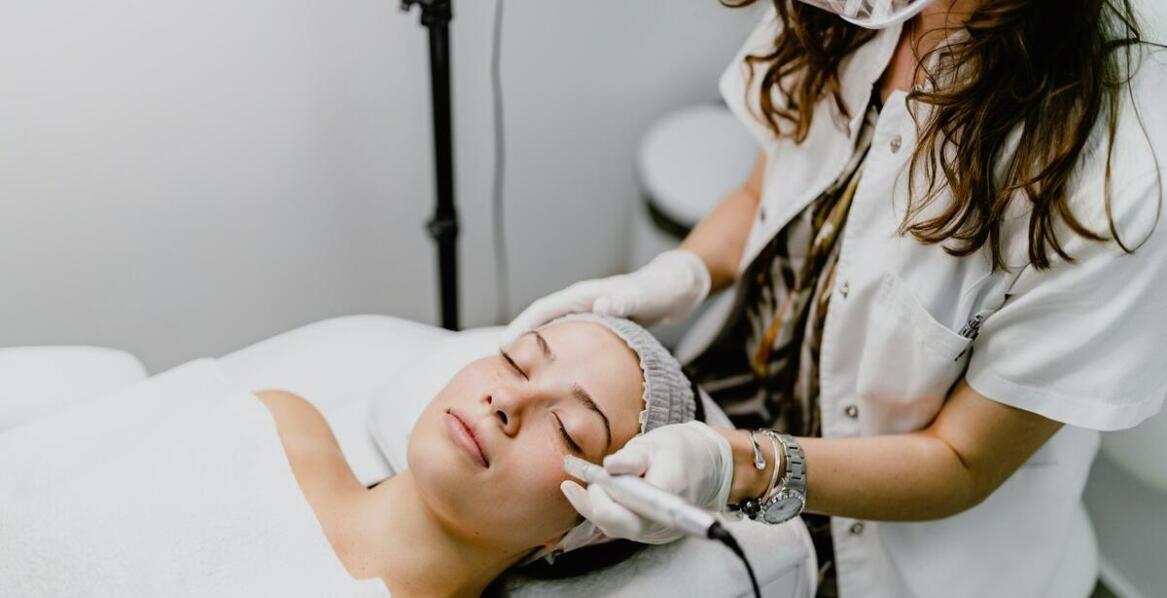 Bezpieczeństwo zabiegów estetycznych w kontekście stomatologicznym w Klinice Wieczorek