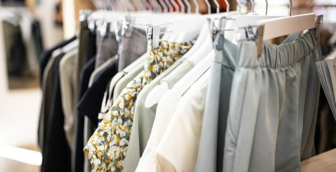 Dlaczego warto postawić na unikalne projekty sukienek w swojej szafie?