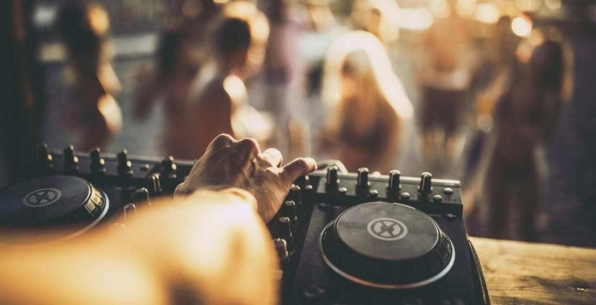Wykorzystanie elementów DJ-ingu w projektowaniu nowoczesnej odzieży streetwear