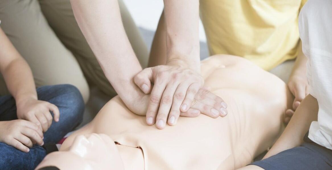 Programy edukacyjne o AED: jakie mają znaczenie dla społeczności?