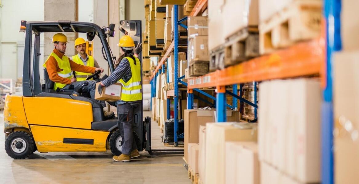 Rola praktycznych ćwiczeń w kursach na operatorów wózków widłowych – co warto wiedzieć?