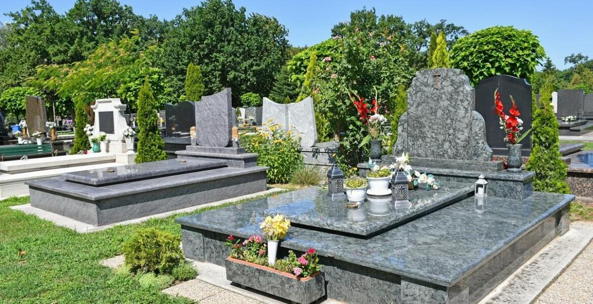 Wybór odpowiedniego miejsca na montaż ławki cmentarnej wkopywanej