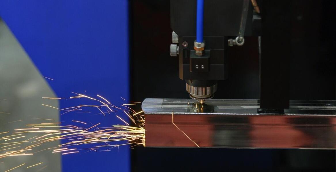 Czyszczenie metali za pomocą lasera – przyszłość technologii przemysłowych