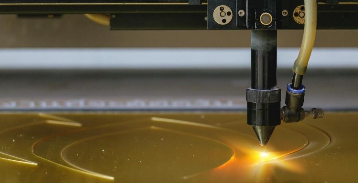 Finansowanie inwestycji w maszyny z technologią waterjet – na co zwrócić uwagę?