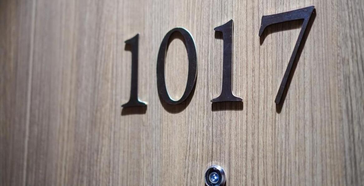 Z jakich materiałów wykonuje się numery na drzwi?