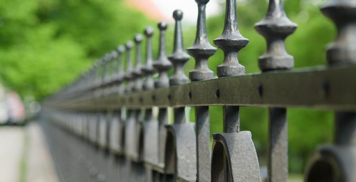 Łatwość montażu ogrodzeń stalowych pionowych – co warto wiedzieć?