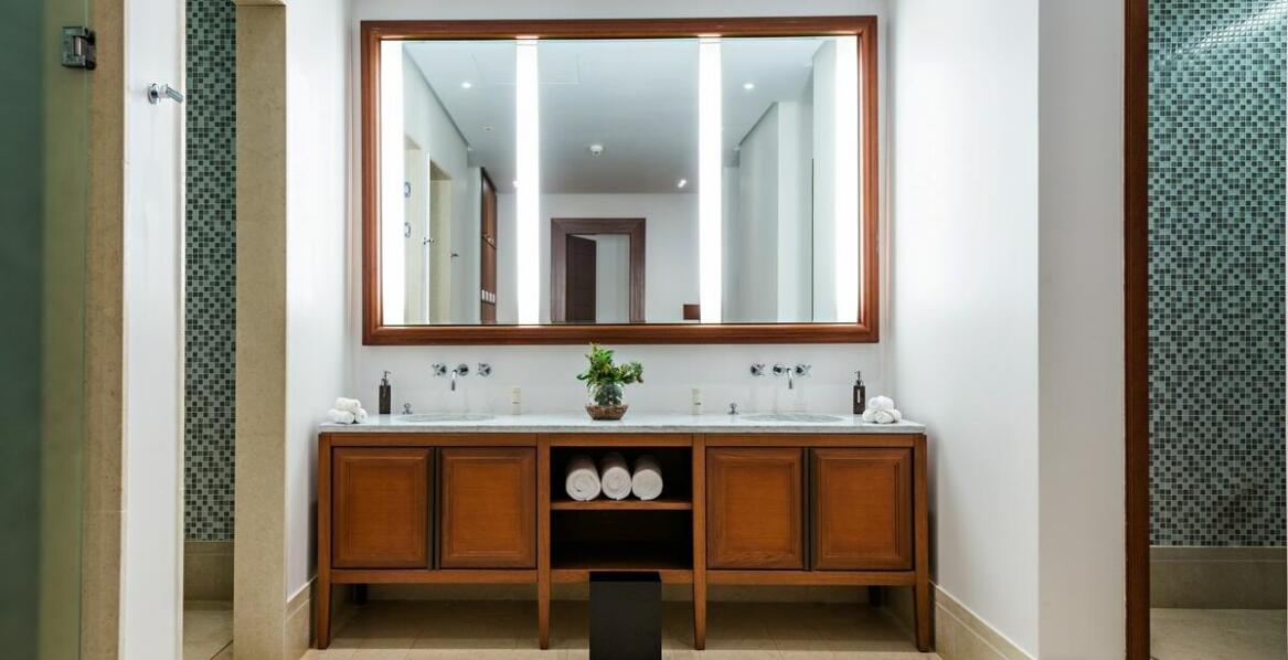 Funkcjonalność regałów łazienkowych w małych łazienkach