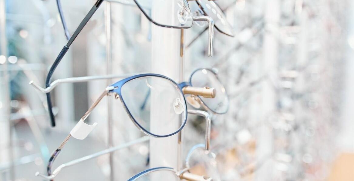 Jakie innowacje technologiczne zastosowano w produkcji firmowych oprawek damskich?