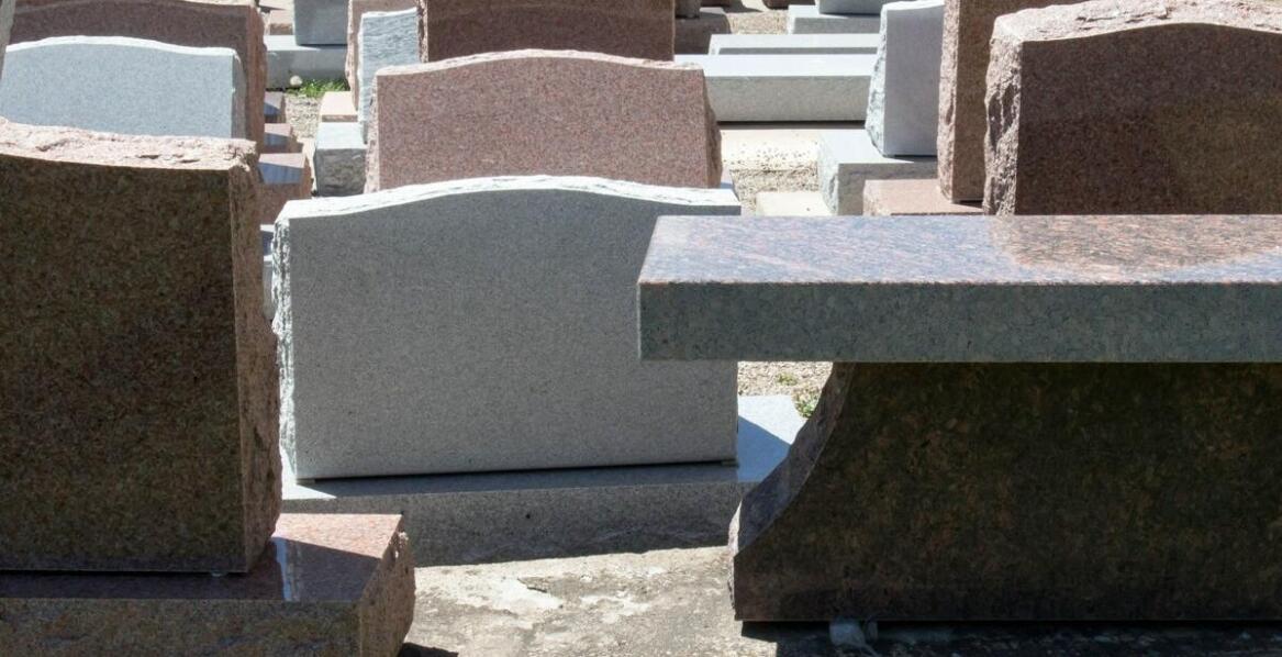 Rzeźbiarskie detale w nowoczesnych pomnikach cmentarnych – znaczenie i estetyka