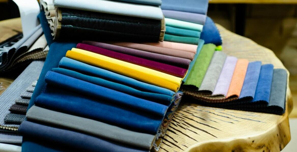 Worki foliowe na odzież – dlaczego są niezbędne w branży odzieżowej?