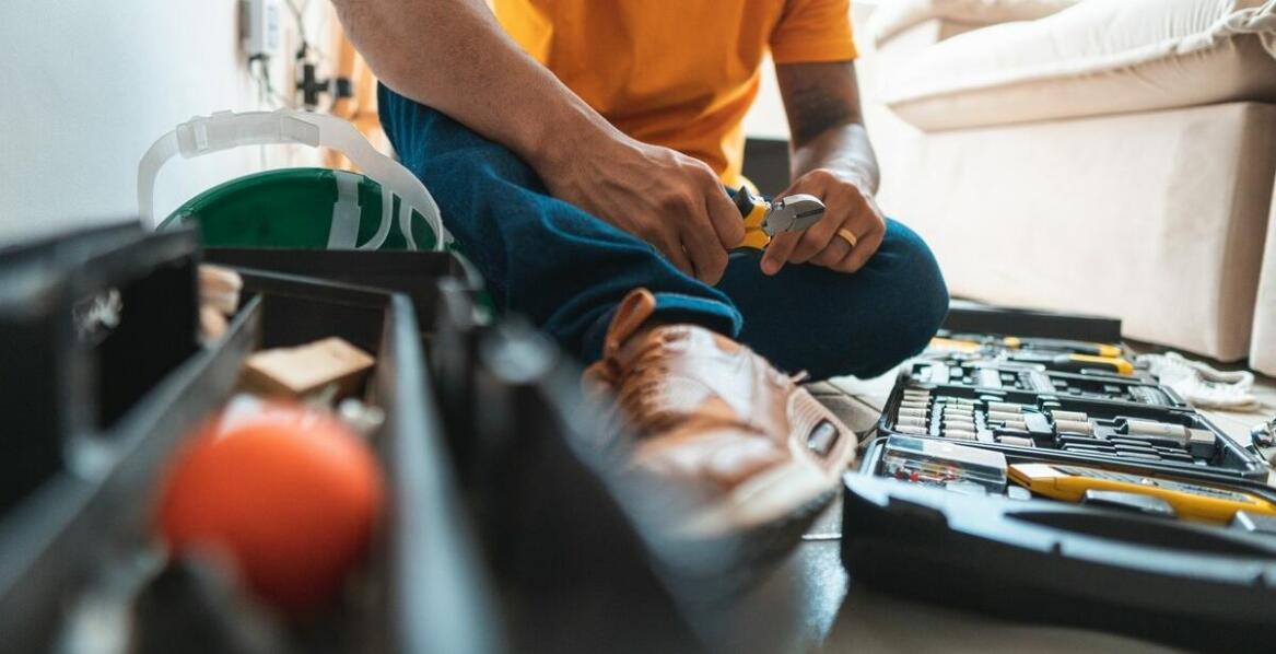 Jakie są wyzwania związane z montażem central lock w różnych typach mebli?