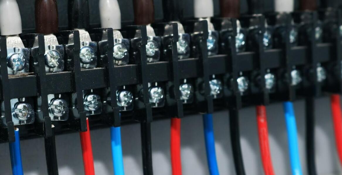 Jakie parametry techniczne są kluczowe przy wyborze rozdzielnicy modułowej?