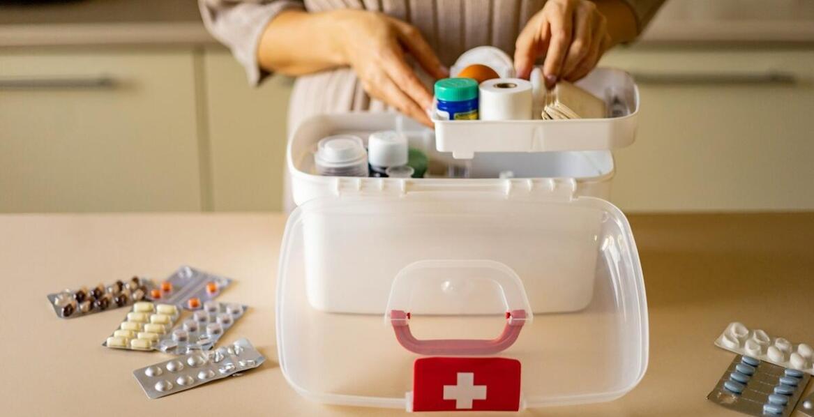 Apteczka do biura w kontekście różnych branż – jakie wyposażenie jest uniwersalne?