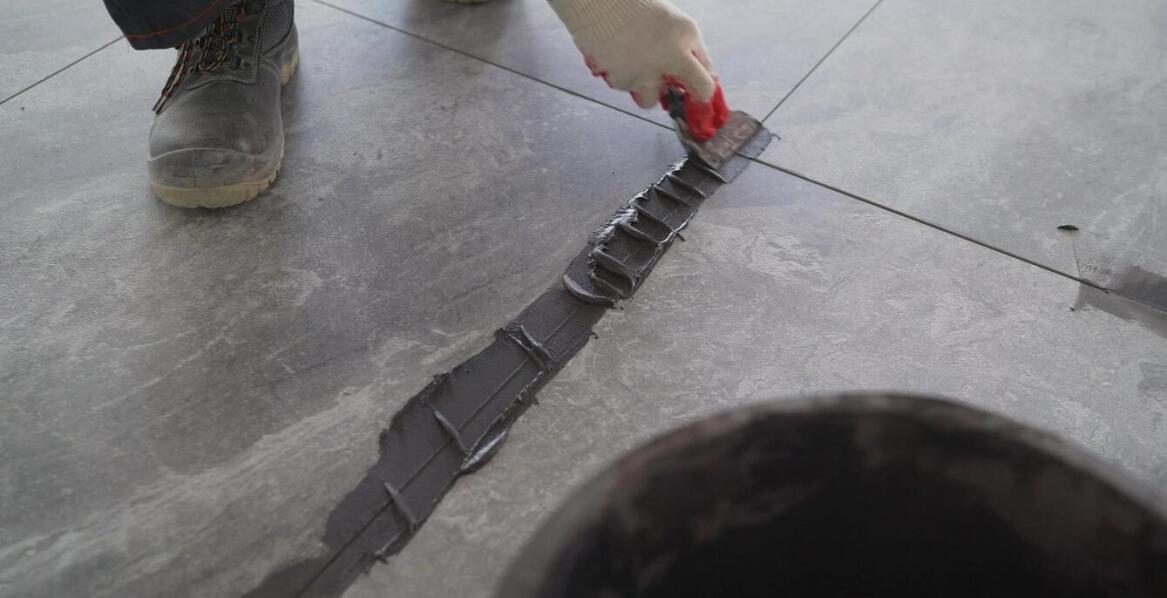 Jakie techniki stosować przy usuwaniu kleju po taśmie z ceramiki?