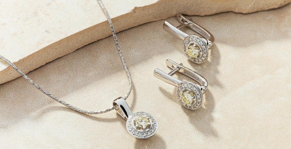 Różnorodność kształtów i wzorów zawieszek w ofercie hurtowej