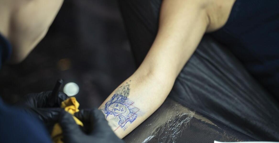 Jak wybrać idealne tattoo damskie do codziennych stylizacji?