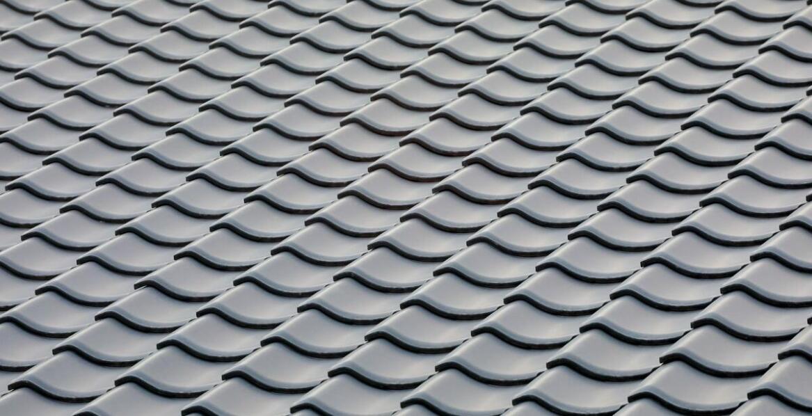 Blachodachówki a dachówki ceramiczne: porównanie trwałości i estetyki