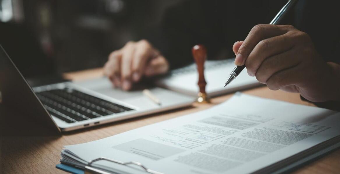 W jaki sposób tłumacz przysięgły języka hiszpańskiego radzi sobie z terminologią prawniczą?