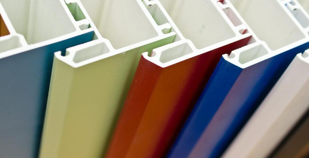 Jak profile plastikowe wspierają innowacyjne projekty reklamowe?