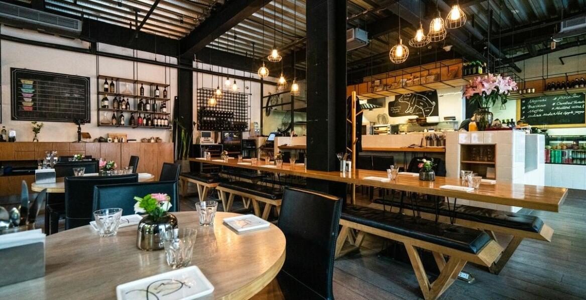 Zalety witryn z plexi w ekspozycji produktów spożywczych