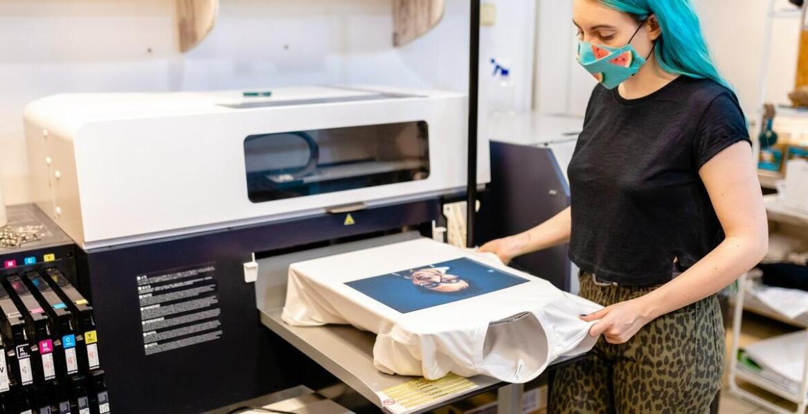 Jak nowoczesne technologie wpływają na produkcję odzieży z nadrukiem?