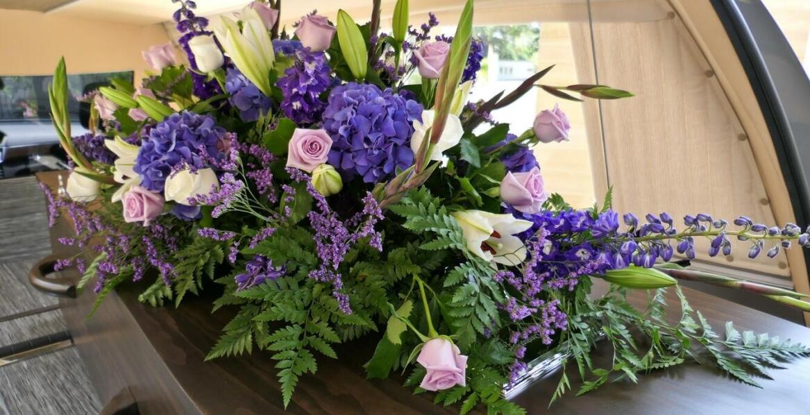 Rola dekoracji kwiatowych w ceremoniach pogrzebowych