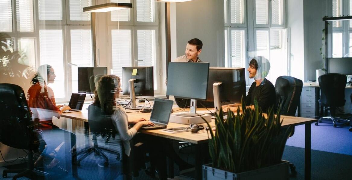 Jakie korzyści niesie ze sobą dostosowanie systemów IT do specyficznych wymagań przedsiębiorstwa?