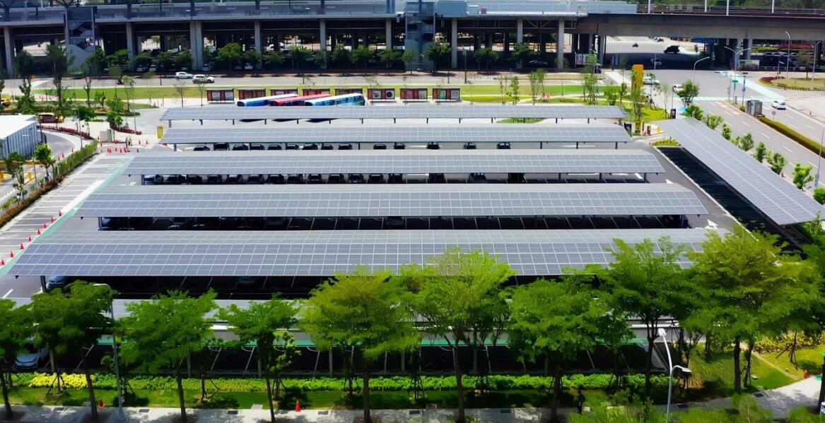 Parking w Centrum Praskim Koneser – jak ułatwia dostęp do atrakcji?