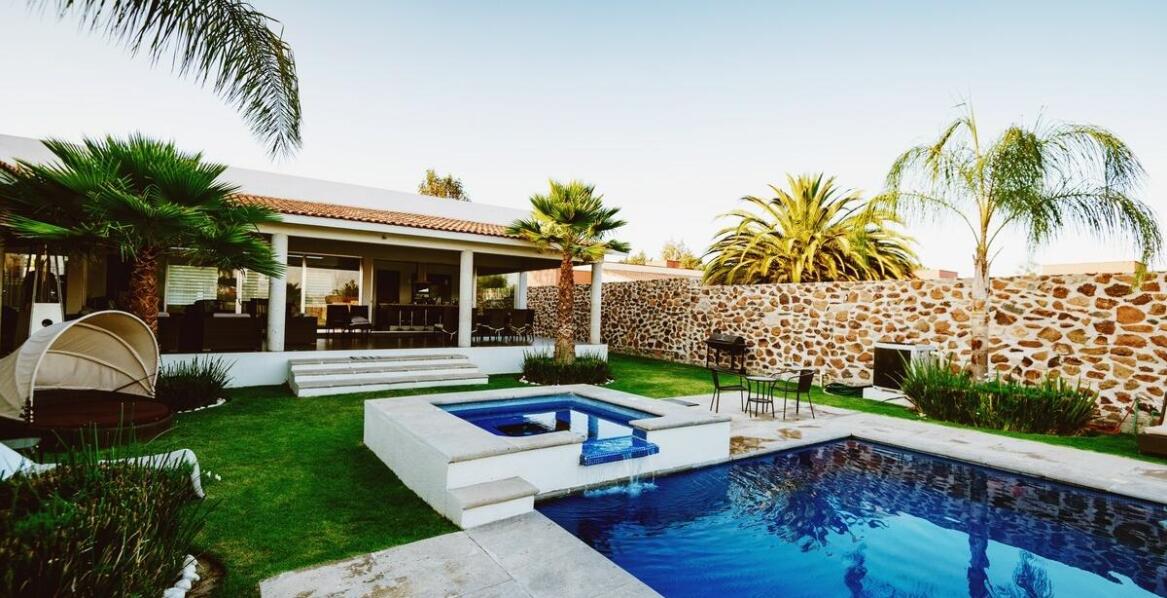 Dlaczego warto wybrać ośrodek nad morzem z basenem na wakacje?