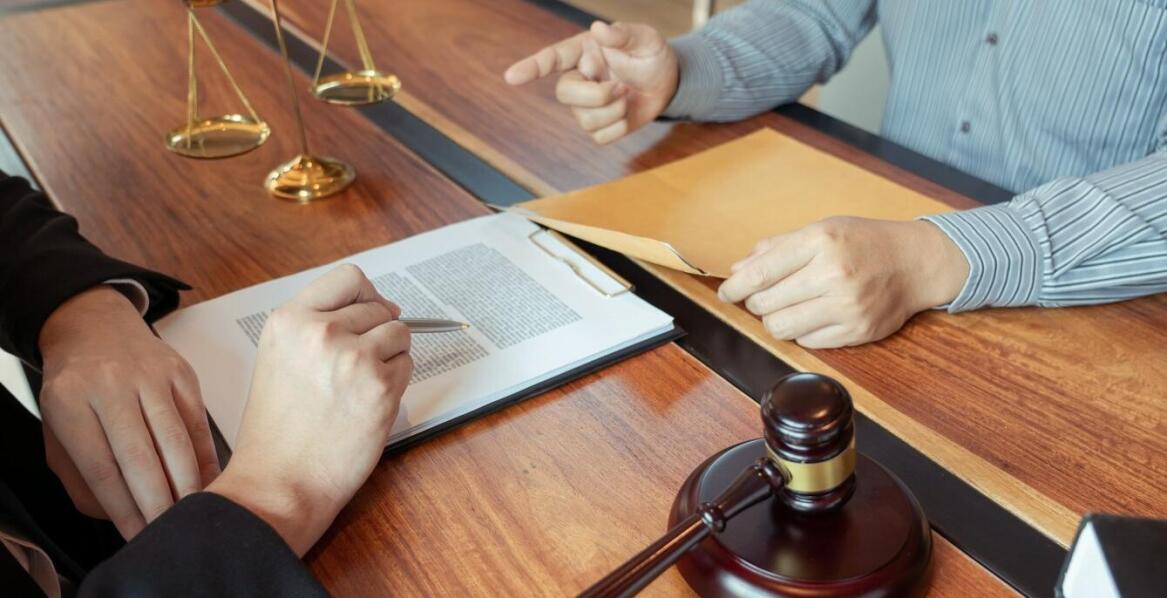 Czy zajęcie komornicze ruchomości wpływa na zdolność kredytową dłużnika?