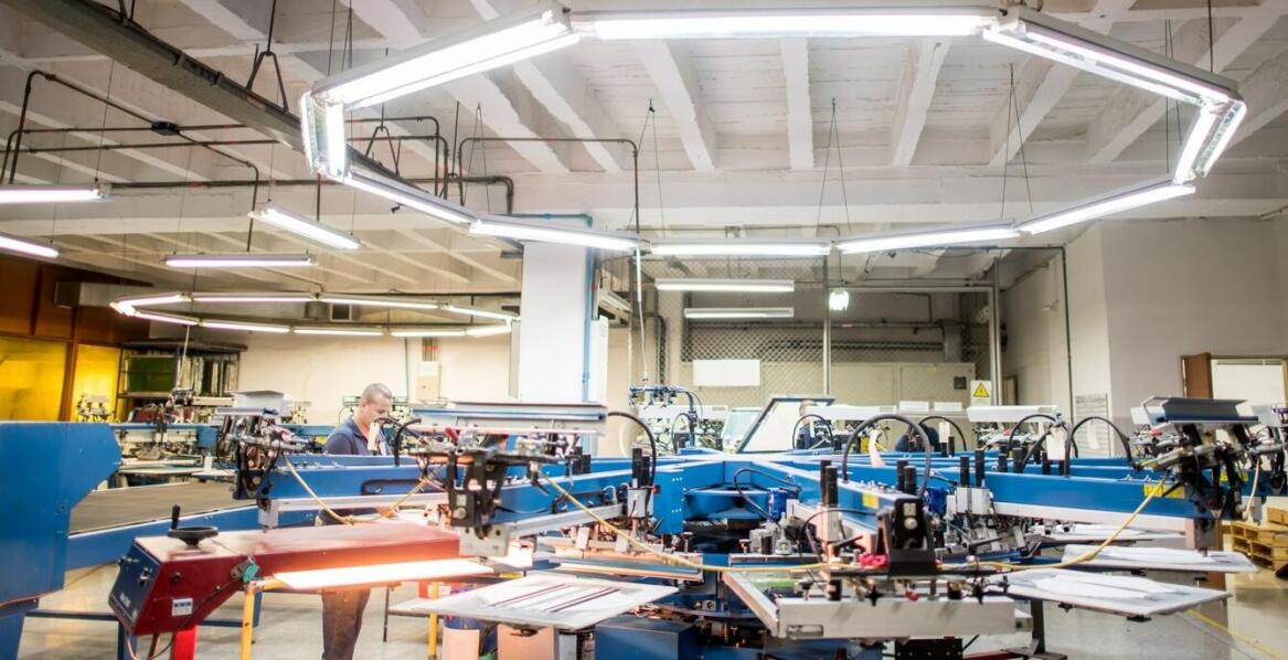 Nadruki na odzieży promocyjnej – jak wyróżnić się na tle konkurencji?