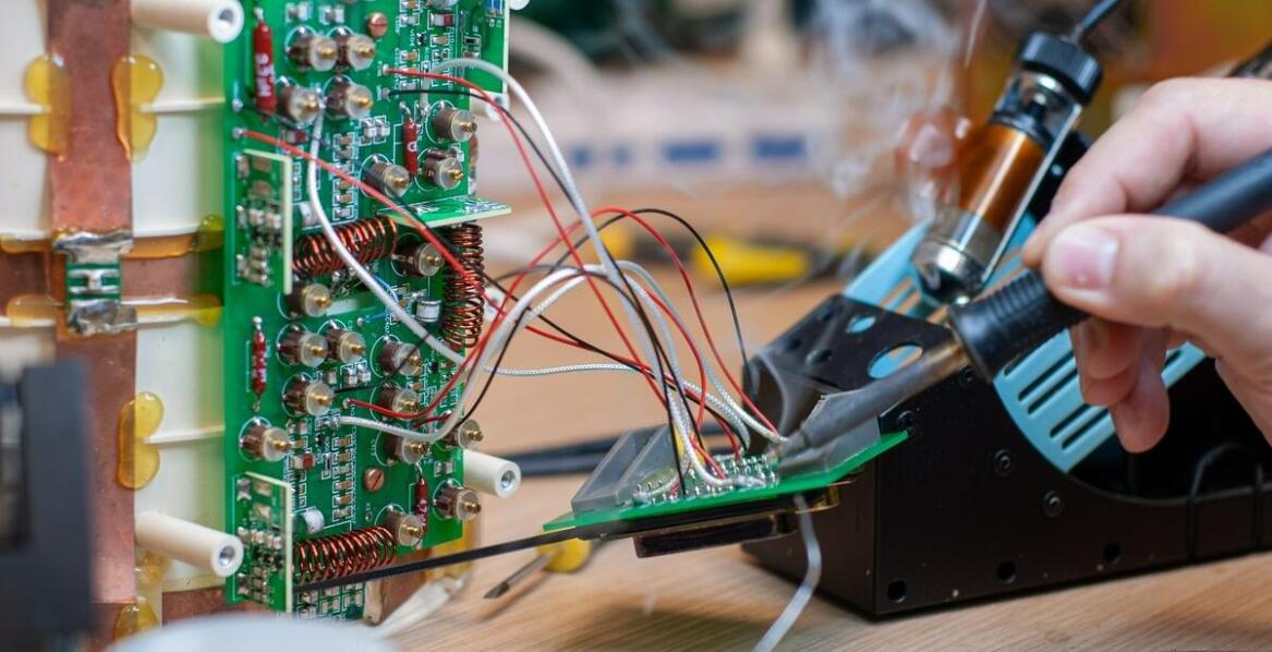 Jakie są koszty naprawy sterownika multitronic w porównaniu do jego wymiany?