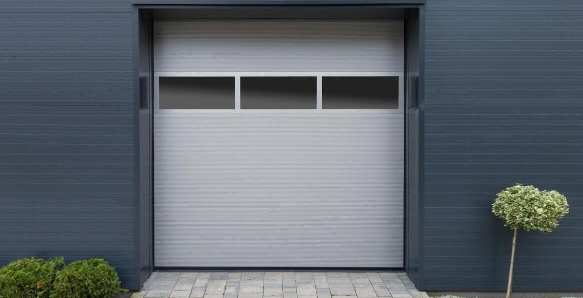 Najnowsze technologie w bramach przemysłowych – co warto wiedzieć?